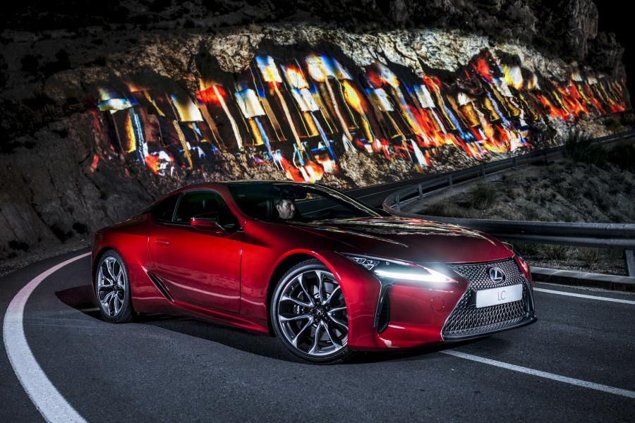  Lexus LC500 2016 года  (EU) (фото 2 из 20)